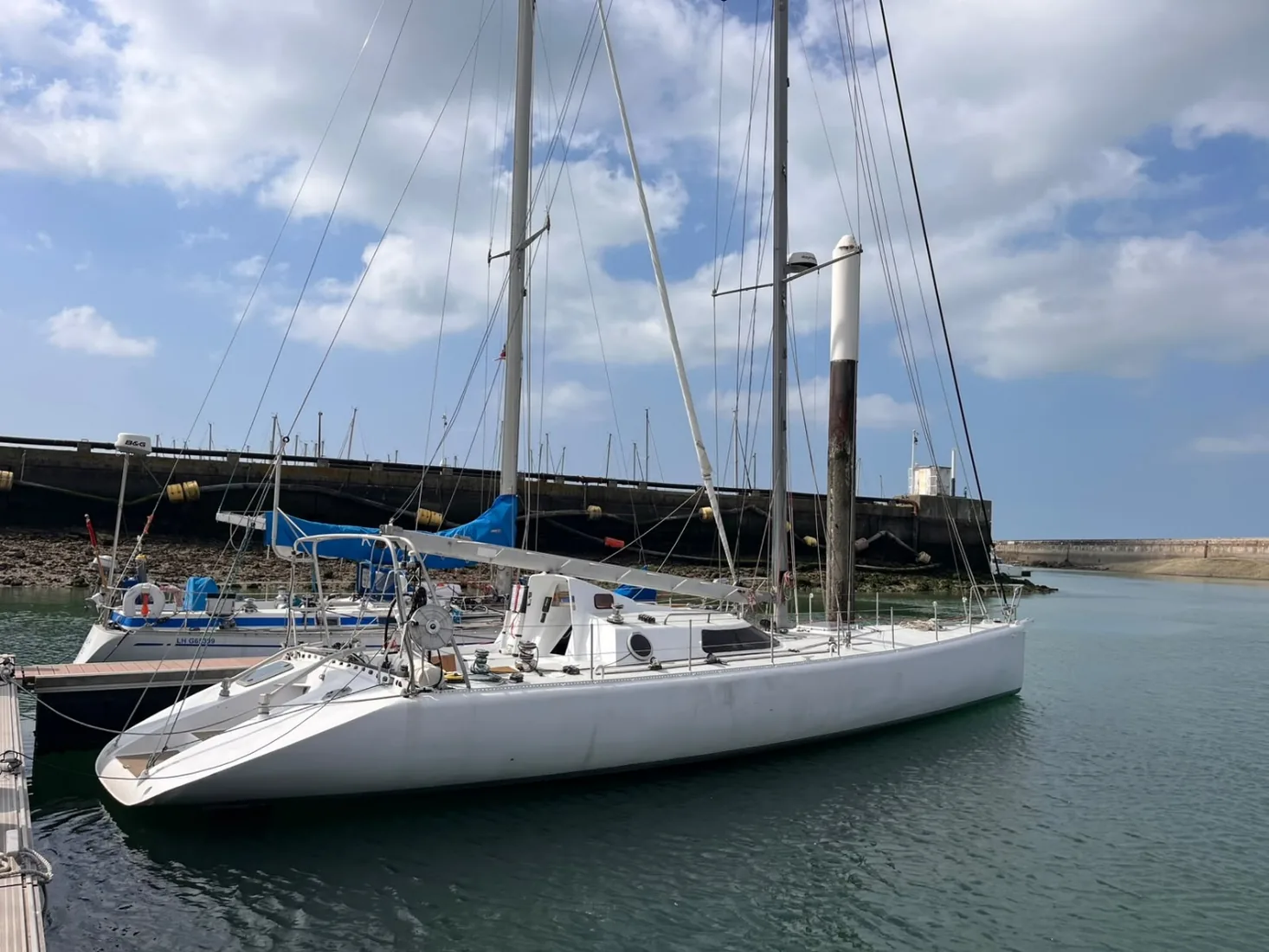 Tagaroa amarré dans le port du Havre, la digue en arrière-plan
