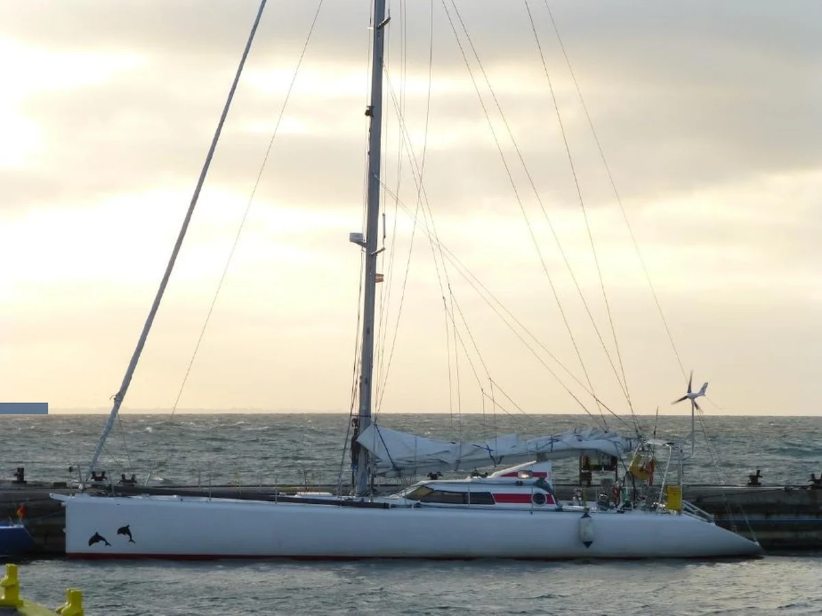 Tagaroa le long de la digue du Havre, lumière rasante sur la coque
