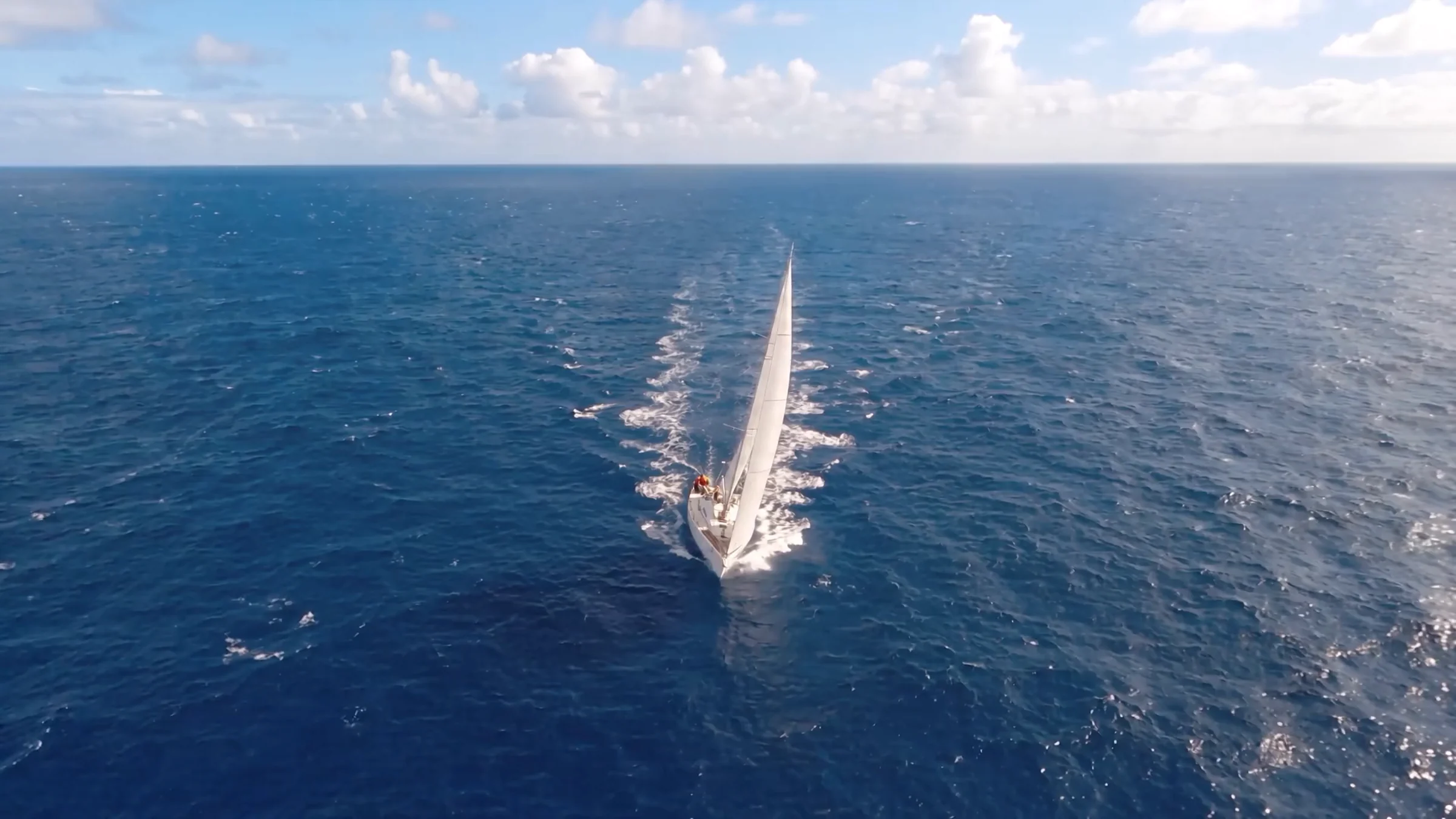 Le voilier d'Amaury seul en pleine mer, vu du ciel