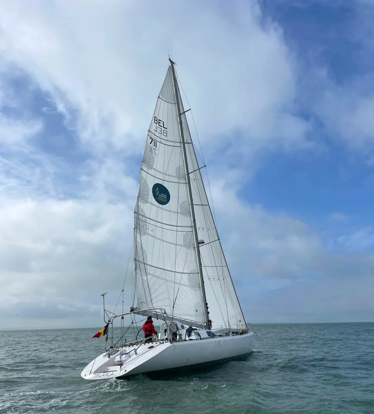 Tagaroa sous voiles sous un ciel bleu dégagé