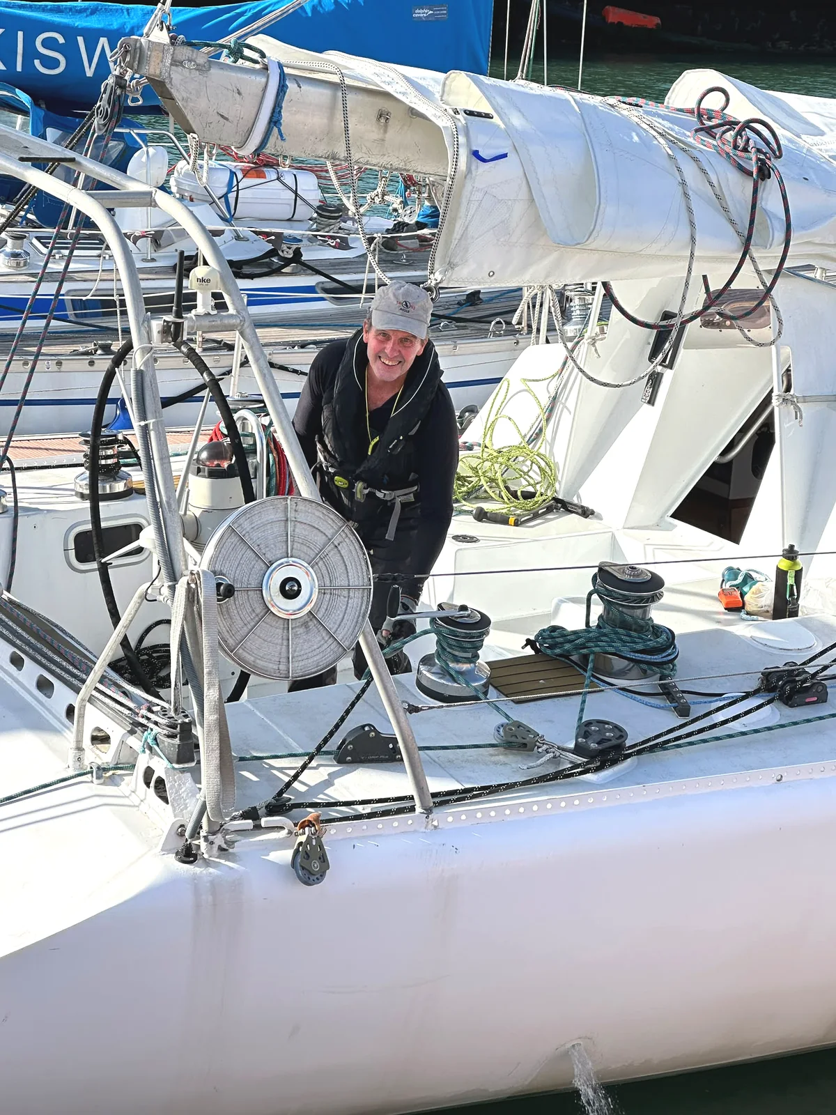 Sur le pont de Tagaroa au port : la barre à roue, les winches et les drisses lovées, prêt à partir