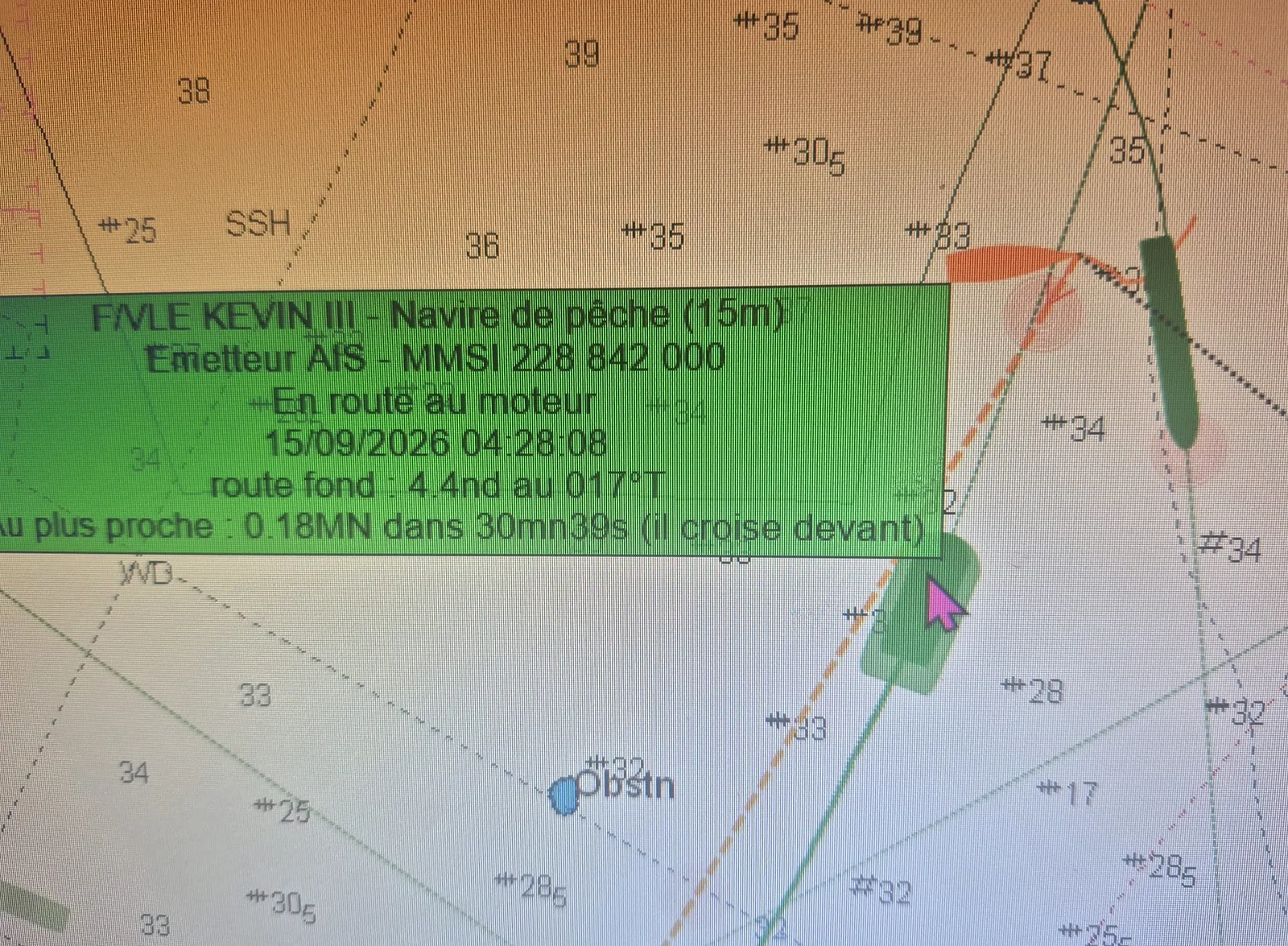 Le traceur signale en AIS un navire de pêche qui croise devant l’étrave à 04 h 28