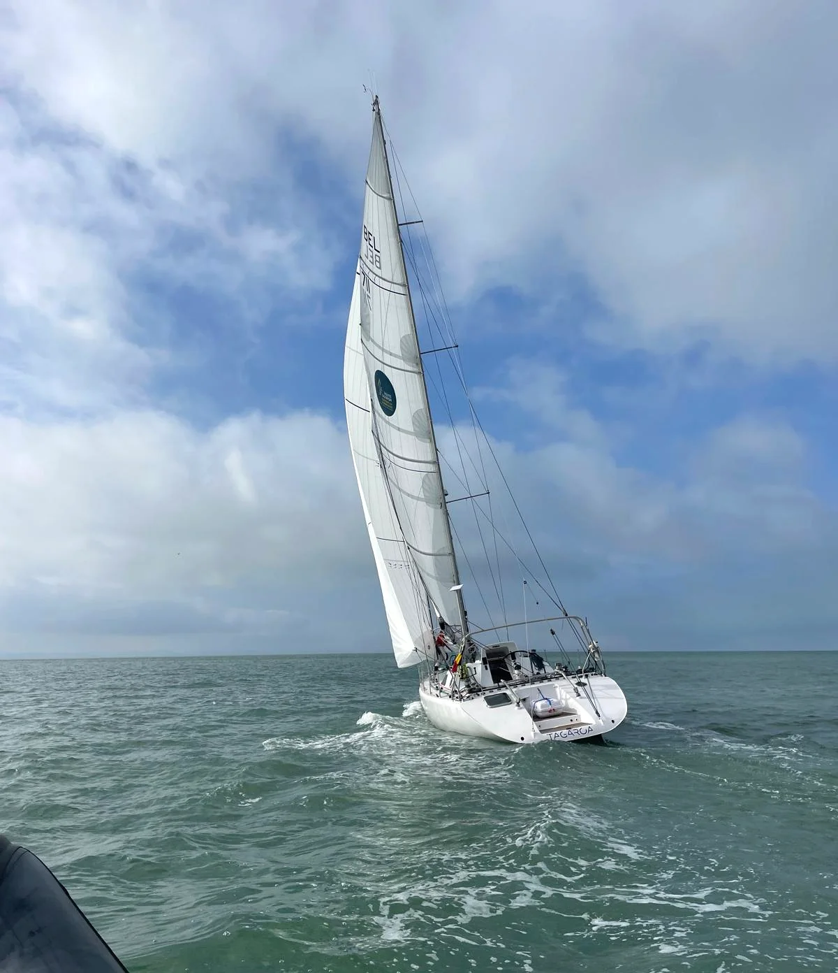 Tagaroa sous voiles vue de l’arrière, son sillage dans la houle