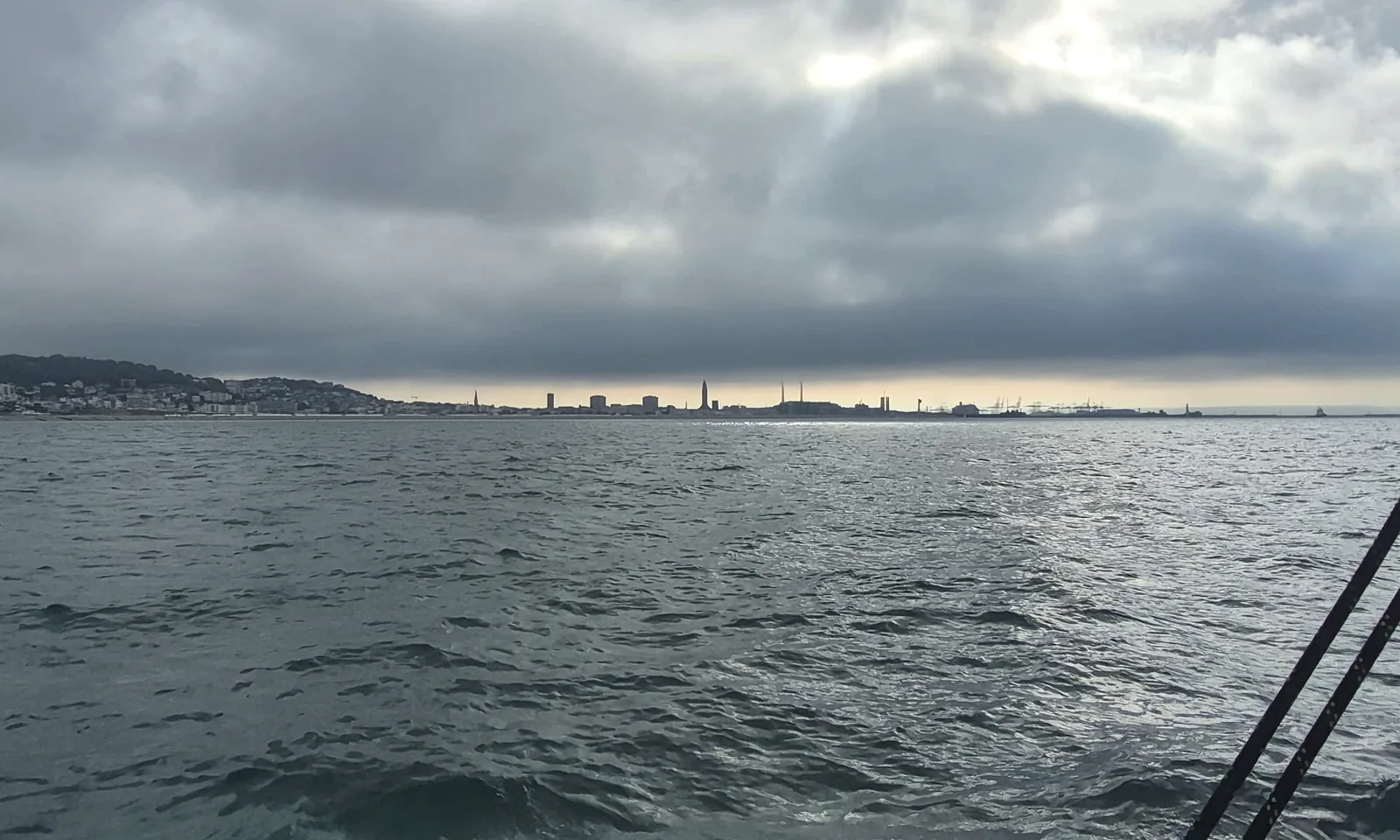 La côte du Havre réapparaît sous un ciel gris