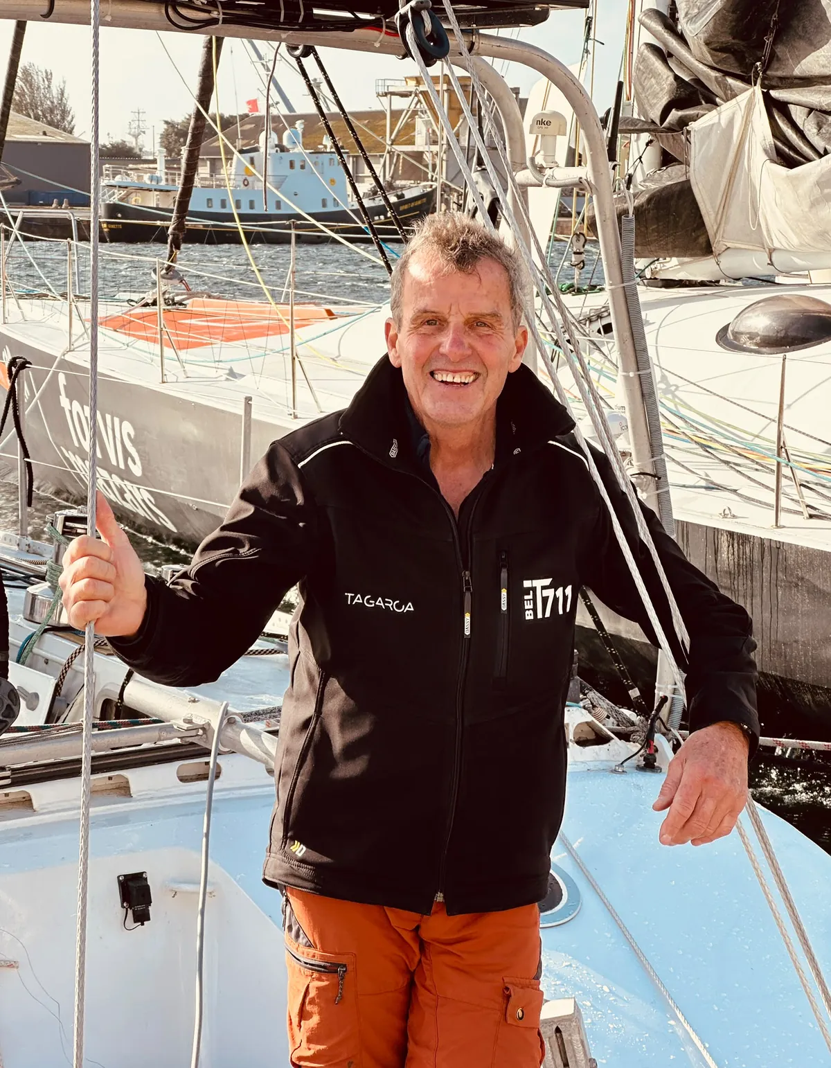 Amaury sourit et lève le pouce à bord de Tagaroa, dans le port de Saint-Malo