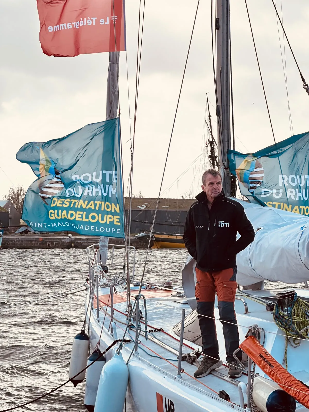 Amaury sur le pont de Tagaroa sous les drapeaux de la Route du Rhum à Saint-Malo