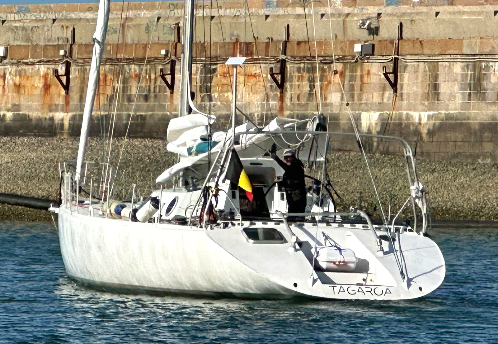Tagaroa le long du vieux mur du port, le nom sur le tableau arrière