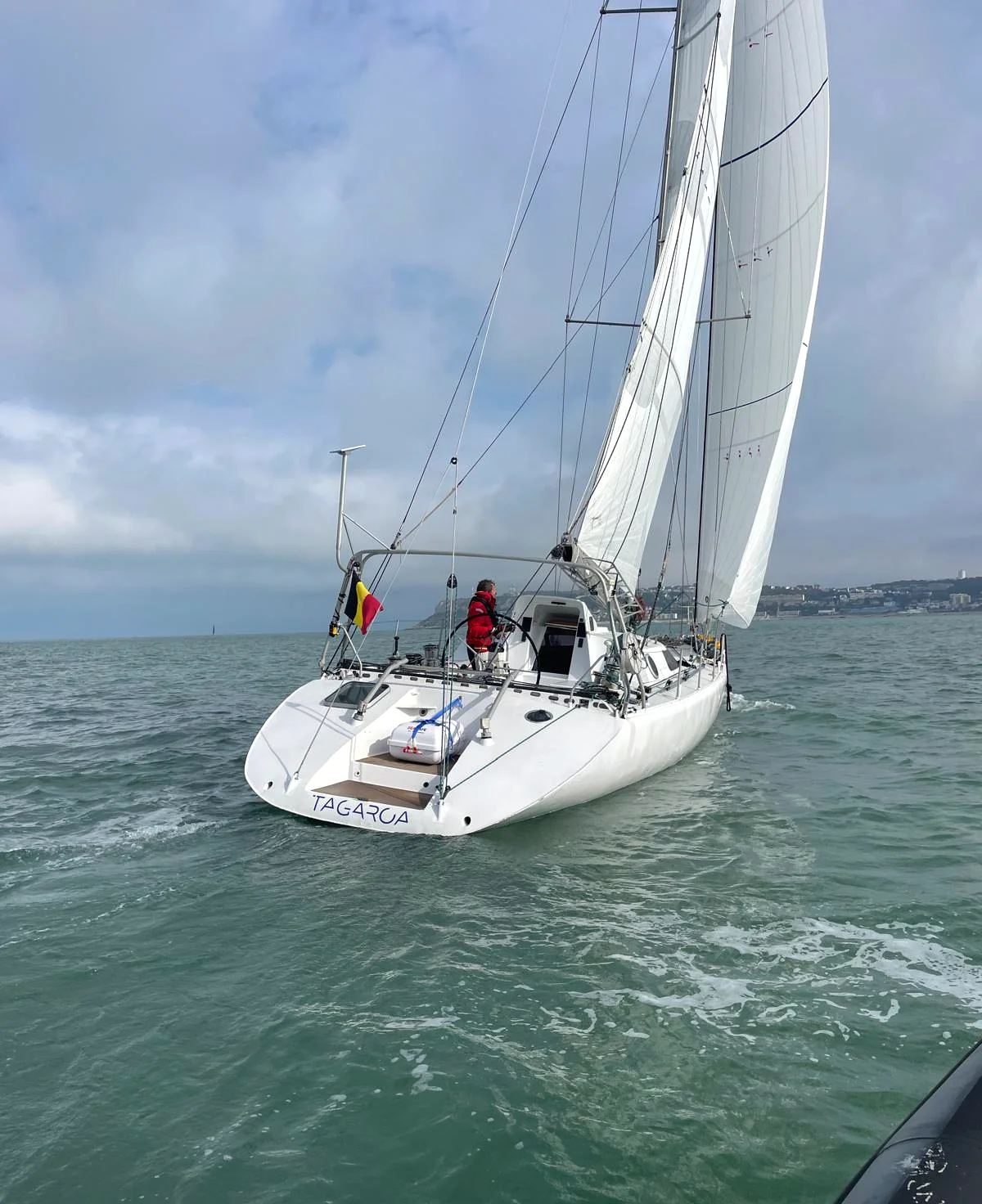 Tagaroa vue de l’arrière sous voiles, le nom sur le tableau