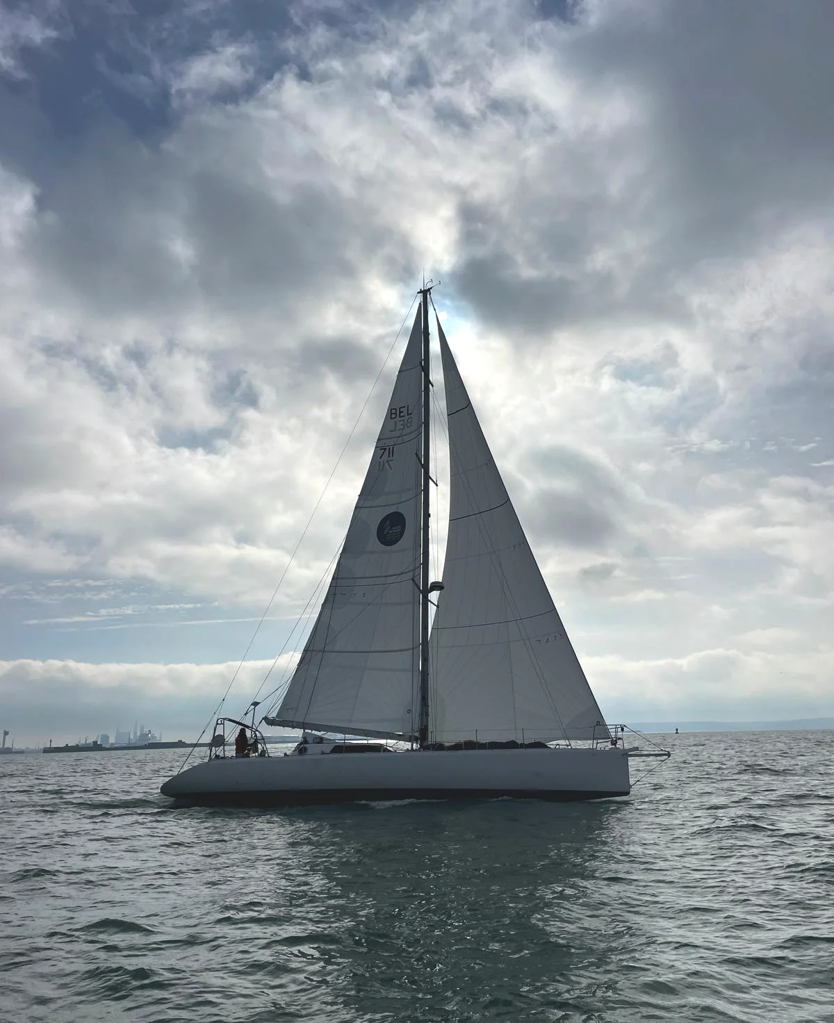 Tagaroa à contre-jour, le soleil derrière les voiles